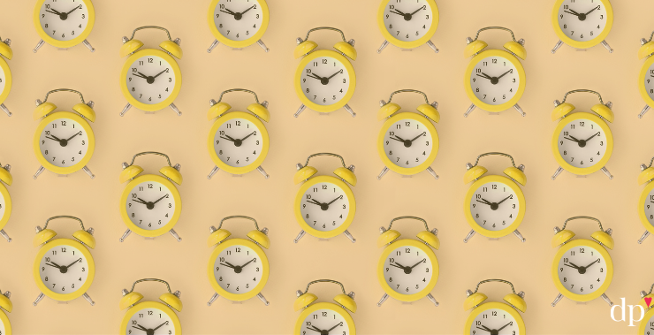 wallpaper with repeating old-fashioned alarm clocks
